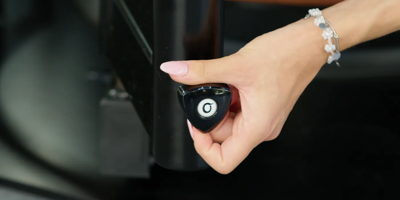 Hand on the OctoStool handle with the OCTOS logo